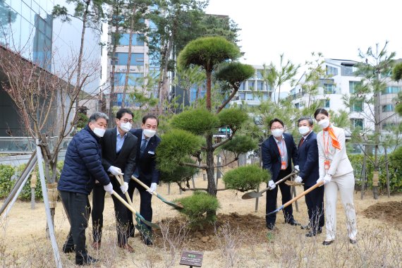 유동균 마포구청장(왼쪽 세 번째)을 비롯한 제주항공 임직원들이 친환경 기념식수 행사를 진행하고 있다. 제주항공 제공