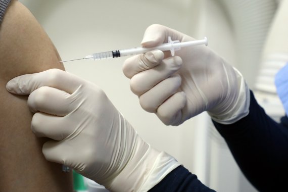 지난 달 28일 오후 서울 은평구 청구성심병원에서 의료진이 시민에게 백신접종을 하고 있다. 뉴스1 제공