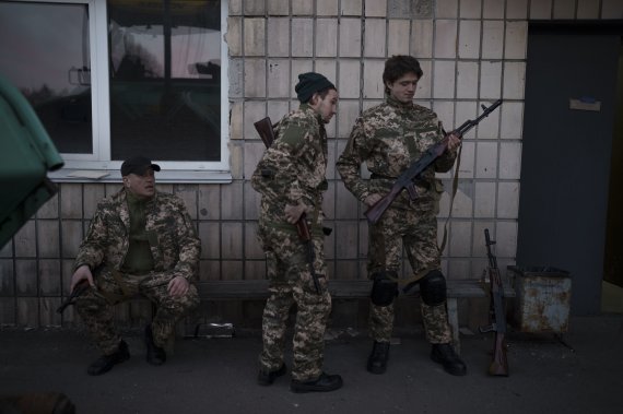우크라이나 방위군 지원병들이 우크라이나 브로바리에서 훈련 뒤 잠시 쉬고 있다.<div id='ad_body3' class='mbad_bottom' ></div> /사진=AP뉴시스