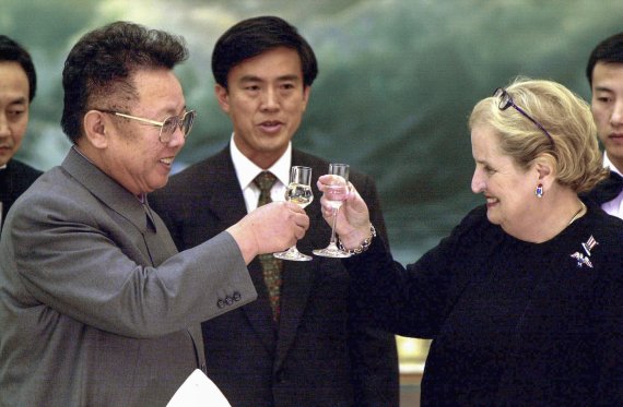 미국 최초의 여성 국무장관인 매들린 올브라이트 전 국무장관이 지병인 암으로 별세했다고 23일(현지시간) 그의 가족이 밝혔다. 향년 84세. 올브라이트 전 국무장관은 미국 장관으로는 처음으로 북한을 방문하기도 했다. 사진은 올브라이트(오른쪽) 전 장관이 2000년 10월 24일 북한을 방문해 김정일 당시 국방위원장과 건배하는 모습. 2022.03.24. 사진=뉴시스화상
