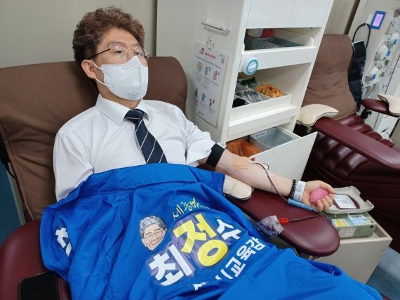 22일 헌혈의집 세종센터에서 헌혈하는 최정수 세종시교육감 예비후보. (최정수 캠프 제공) © 뉴스1