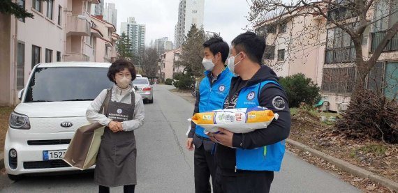 밑반찬 나눔행사 자원봉사에 나선 사진숙 세종시교육감 예비후보.(사 예비후보 페이스북 캡처)© 뉴스1
