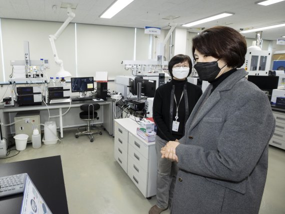 [서울=뉴시스] 한정애 환경부 장관이 지난달 16일 경북 칠곡군 국립환경과학원 왜관수질측정센터를 방문해 측정분석 장비들을 살펴보고 있다. (사진=환경부 제공) 2022.02.16. photo@newsis.com *재판매 및 DB 금지