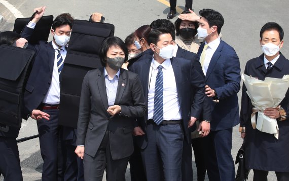 박근혜 전 대통령이 24일 오후 대구 달성군 유가읍 사저 앞에 도착해 차량에서 내려 대국민 메시지를 발표하는 도중 한 남성이 소주병 던지며 소동을 일으키자 경호원들이 박 전 대통령을 보호하기 위해 주변을 에워싸고 있다. 사진=뉴스1화상