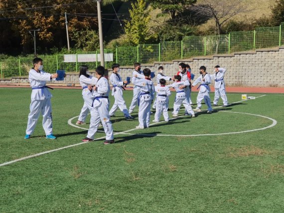 정관호 조선태권도 관장과 교육봉사에 참여하는 아이들이 특수아동학교인 함평영화학교에서 태권도를 가르쳐주고 있다. 조선태권도 제공.