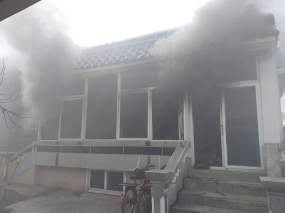 지난 23일 오후 3시20분쯤 경남 김해시 대동면의 단독주택에서 불이 났다. 사진은 화재 현장. (김해동부소방서 제공) © 뉴스1
