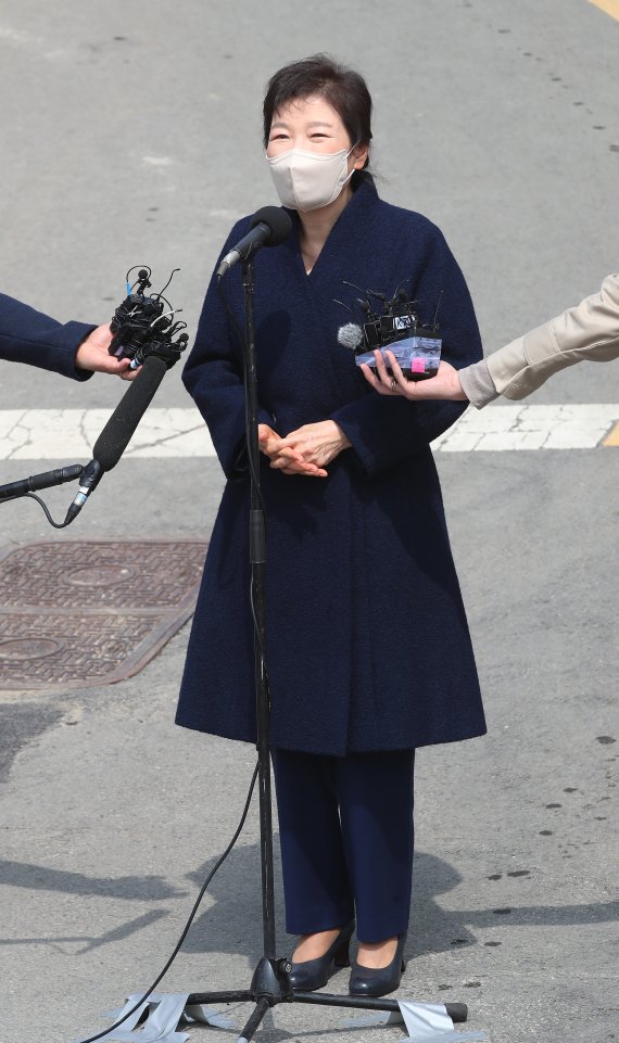 박근혜 전 대통령이 24일 오후 대구 달성군 유가읍 쌍계리 사저 앞에 도착해 대국민 메시지를 발표하고 있다. 2022.3.24/뉴스1 © News1 공정식 기자