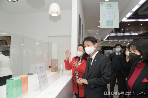 24일 김강립 식품의약품안전처장은 경기 성남 암웨어 브랜드 센터를 방문해 관련 시설을 둘러보고 있다. 식약처 제공