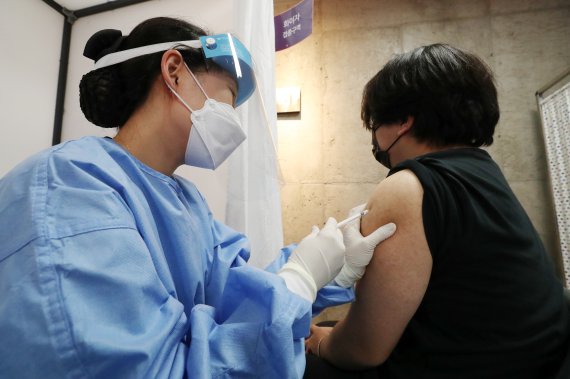 서울 관악구 에이치플러스 양지병원에서 한 청소년이 코로나19 백신접종을 받고 있다. 뉴스1 제공.