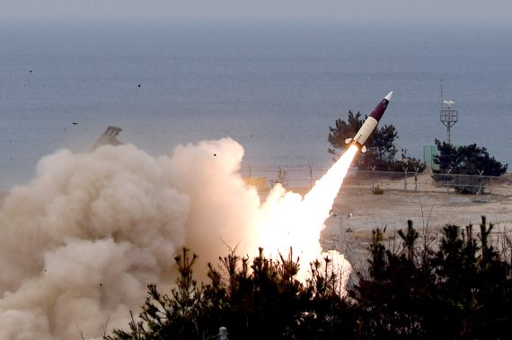 합동참모본부가 24일 북한 ICBM 발사에 대응해 오후 4시25분부터 동해상에서 합동 지해공 미사일을 발사했다.<div id='ad_body3' class='mbad_bottom' ></div> 사진은 이날 ATACMS 발사 장면. 사진=합동참모본부 제공