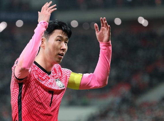 손흥민이 24일 오후 서울 마포구 서울월드컵경기장에서 열린 2022 국제축구연맹(FIFA) 카타르 월드컵 아시아 최종예선 9차전 이란과의 경기에서 코너킥을 준비하는 중 팬들을 향해 응원을 독려하고 있다. 2022.3.24/뉴스1 © News1 김진환 기자