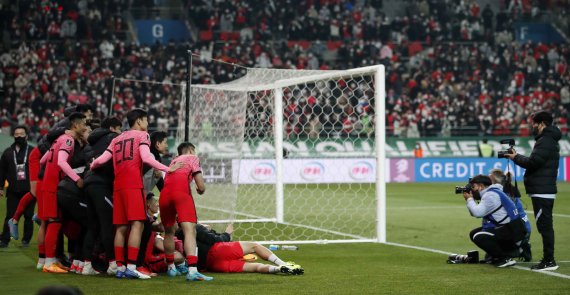 [서울=뉴시스] 정병혁 기자 = 24일 오후 서울 마포구 서울월드컵경기장에서 열린 2022 FIFA 카타르 월드컵 아시아 지역 최종예선 대한민국과 이란의 경기, 2대0으로 이란에 승리한 대한민국 선수들이 기념촬영을 하고 있다. 2022.03.24. jhope@newsis.com