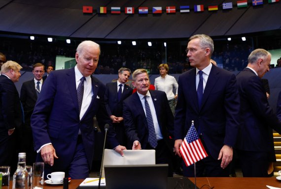 조 바이든 미국 대통령(좌)과 옌스 스톨텐베르그 나토 사무총장이 24일(현지시간) 벨기에 브뤼셀에서 열리는 나토 정상회의에 참석했다. /사진=뉴스1