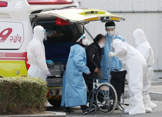 서울 중랑구의 한 종합병원 의료진들이 환자를 이송하고 있다 © News1 민경석 기자