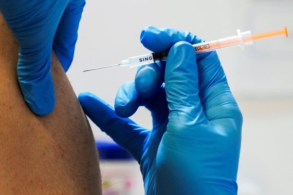 한 의료기관에서 이뤄지고 있는 코로나19 4차 백신 접종. /사진=로이터뉴스1
