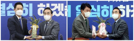 박홍근 더불어민주당 신임 원내대표가 25일 오전 서울 여의도 국회에서 김한규 대통령비서실 정무비서관에게 문재인 대통령의 축하 난을, 장제원 대통령 당선인 비서실장로부터 윤 당선인의 축하 난과 메시지를 전달받고 있다. 2022.3.25/뉴스1 © News1 이동해 기자