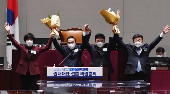 더불어민주당 새 원내대표 선출된 박홍근 의원(왼쪽 두번째)이 24일 오후 서울 여의도 국회에서 열린 제3기 원내대표 선출을 위한 의원총회에서 기념촬영을 하고 있다. 2022.3.24/뉴스1 © News1 이동해 기자