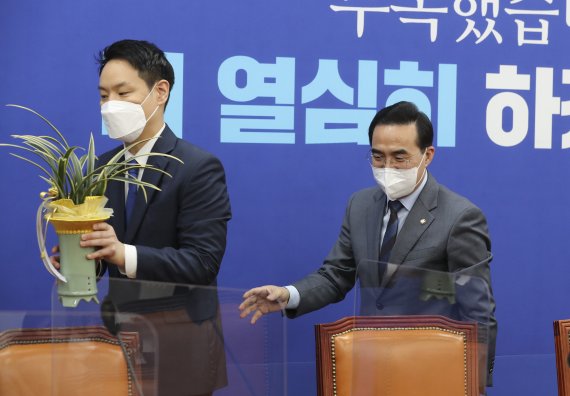 박홍근 더불어민주당 신임 원내대표가 25일 서울 여의도 국회 원내대표 회의실에서 김한규 대통령비서실 정무비서관에게 문재인 대통령의 축하난을 받은 뒤 원내대표실로 이동하고 있다. 2022.3.25/뉴스1 © News1 이동해 기자