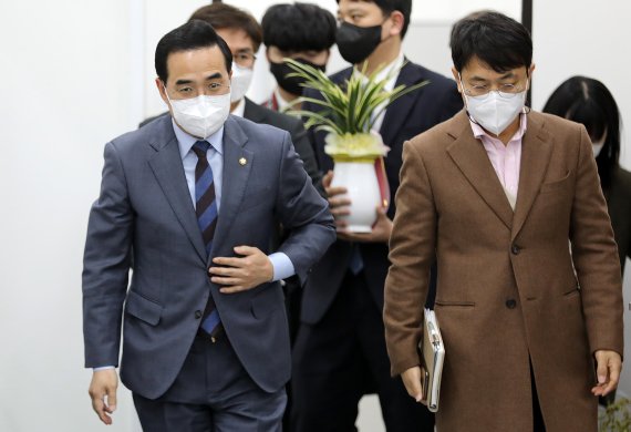 박홍근 더불어민주당 신임 원내대표가 25일 오전 서울 여의도 국회에서 장제원 대통령 당선인 비서실장을 접견하기 위해 이동하고 있다. 2022.3.25/뉴스1 © News1 이동해 기자