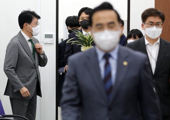 장제원 대통령 당선인 비서실장이 25일 오전 서울 여의도 국회에서 박홍근 더불어민주당 신임 원내대표 예방에 앞서 옷 매무새를 점검하고 있다. 2022.3.25/뉴스1 © News1 이동해 기자