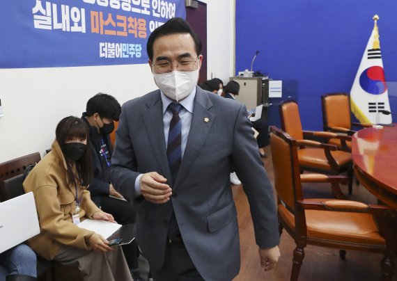 박홍근 더불어민주당 신임 원내대표가 25일 서울 여의도 국회 원내대표 회의실에서 문재인 대통령의 축하난을 받은 뒤 원내대표실로 향하고 있다. 2022.3.25/뉴스1 © News1 이동해 기자