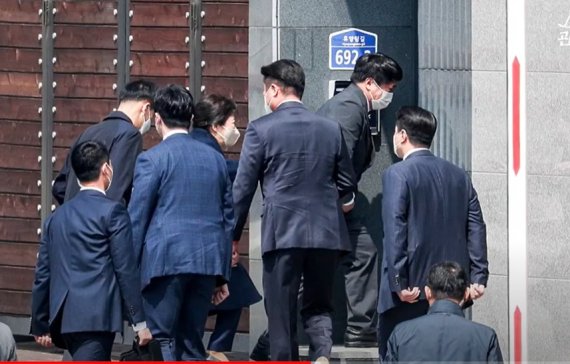 박근혜 전 대통령이 지난 24일 대구 달성군 사저에 들어서고 있는 모습. (유튜브 갈무리) © 뉴스1