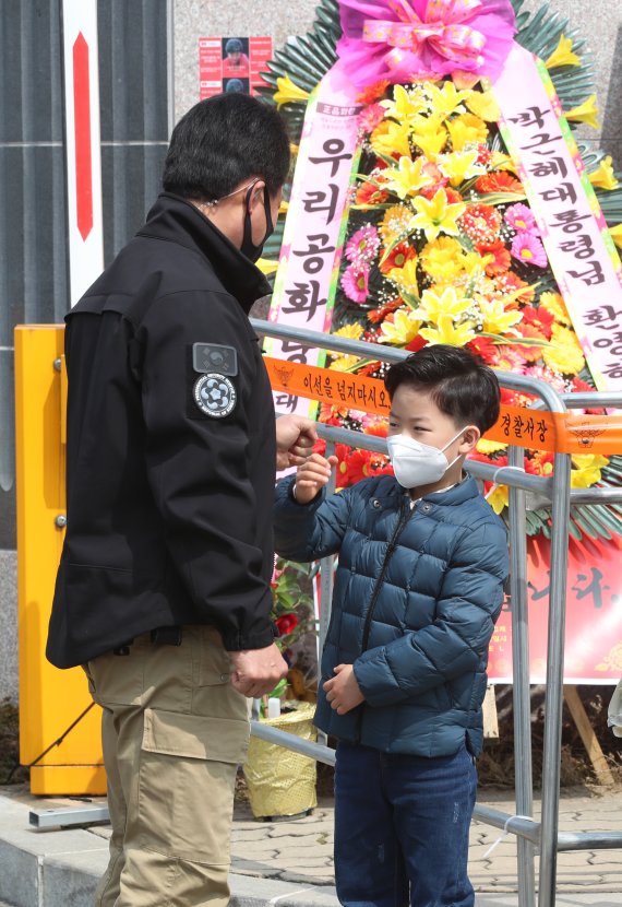 지지자 대표로 박 전 대통령에 꽃다발 준 초등학생 정체는...