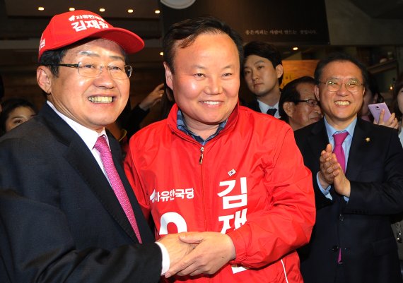 홍준표 자유한국당 대선 후보가 14일 대구 중구 김광석 거리를 찾아 경북 상주·군위·의성·청송 지역 국회의원 재선거에 당선된 김재원 의원을 반갑게 맞이하고 있다. (사진은 기사 내용과 무관함) 2017.4.14/사진=뉴스1