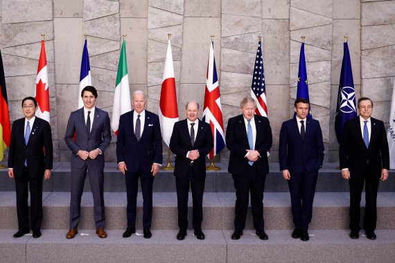 조 바이든 미국 대통령(왼쪽 세번째) 등 주요 7개국(G7) 정상들이 24일(현지시간) 벨기에 브뤼셀의 북대서양조약기구(NATO·나토) 본부에서 러시아의 우크라이나 침공을 논의하는 나토 정상회의에 앞서 단체 사진을 찍고 있다.로이터뉴스1