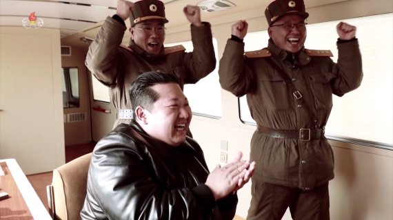 [서울=뉴시스] 북한 조선중앙TV가 북한이 지난 24일 김정은 북한 조선노동당 총비서 겸 국무위원장의 명령, 지도 아래 신형 대륙간탄도미사일(ICBM) 화성 17형을 시험 발사했다고 25일 보도했다. (사진=조선중앙TV 캡쳐) 2022.03.25. photo@newsis.com *재판매 및 DB 금지