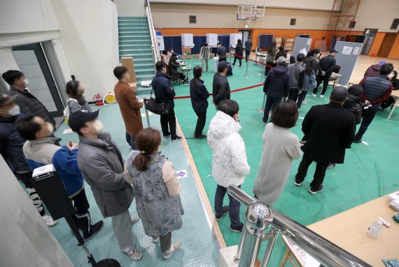 [서울=뉴시스] 조성우 기자 = 제20대 대통령선거일인 9일 오후 서울 강남구 언주중학교 체육관에 마련된 삼성2동 제3투표소에서 유권자들이 투표를 하기 위해 줄을 서고 있다. 2022.03.09. xconfind@newsis.com