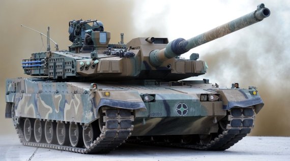 대한민국 K-2 흑표. 최신예 3.5세대 전차다. 세계 최초로 반능동 유기압식 현가장치(ISU, In-arm Suspension Unit)를 전면 도입해 중량·공간·기동성이라는 3요소를 모두 향상했다. 센서를 통해 지형에 따라 서스펜션을 효율적으로 전자적으로 컨트롤하기 때문에 야지 기동성과 승차감, 기동 간 사격 명중률이 향상된다. 또한 세계 최초로 동적궤도장력조절기(DTTS, Dynamic Track Tensioning System)를 개발해 적용했다. DTTS는 전차 궤도의 순간 장력을 측정해 일정하게 조절하도록 하는 장치로 궤