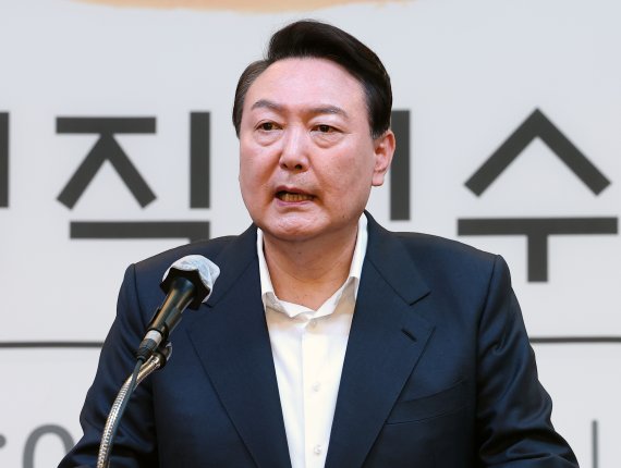 윤석열 대통령 당선인이 지난 26일 오후 서울 마포구 서울창업허브에서 열린 제20대 대통령직인수위원회 워크숍에서 인사말을 하고 있다. 사진=뉴시스화상