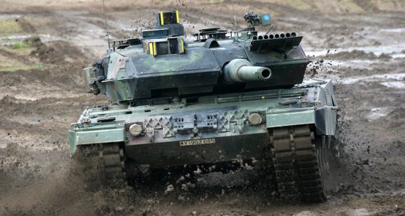 레오파르트 2. 독일 연방군의 주력 전차다. 서구권 최초로 실전 배치된 3세대 전차이며 이후 3.5세대 전차로 개량됐다. 공격, 방어, 기동성에서의 탁월함으로 2A6버전부터는 한동안 세계 최강의 전차로 평가 받았다. 그러나 독일의 열악한 국방 지원 및 엄청난 군축으로 인해 적절한 투자와 개량이 미비한 상태가 이어지고 있어, 이 지위를 계속 유지하기엔 전망이 그리 밝지만은 않다. ⦁전장 7.70 m(포신 포함 9.97m) ⦁전폭 3.76m ⦁전고 3.03m ⦁전투중량 2A6 : 59.9 t(최대 : 61.7t) ⦁포탑중량 ⦁2A6/2