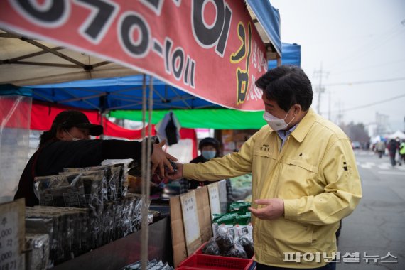 김광철 연천군수 24일 전곡 5일장 장보기. 사진제공=연천군