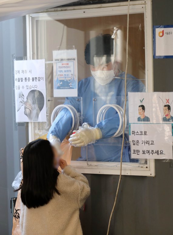 오늘 27일 서울 중구 서울역광장에 마련된 코로나19 중구임시선별검사소에서 한 어린이가 검사를 받고 있다. 오늘 코로나 신규 확진자는 31만8130명으로 집계됐다. /사진=뉴시스