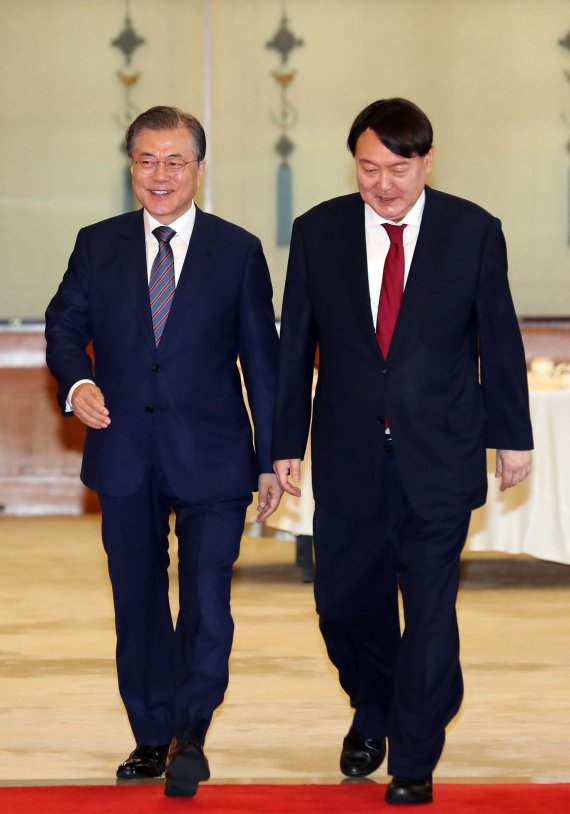 문재인 대통령이 25일 청와대에서 윤석열 신임 검찰총장과 환담을 한 뒤 이동하고 있다. 사진=뉴시스