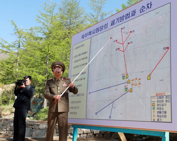 지난 2018년 5월24일 북한 핵무기연구소 관계자들이 함경북도 길주군 풍계리 핵실험장 폐기를 위한 폭파작업을 했다. 폭파 전 북한 핵무기연구소 부소장이 취재진에게 설명하는 풍계리 핵실험장 폐기방법 상황판 맨 아래에 3번 갱도가 그려져 있다. 사진=공동취재단