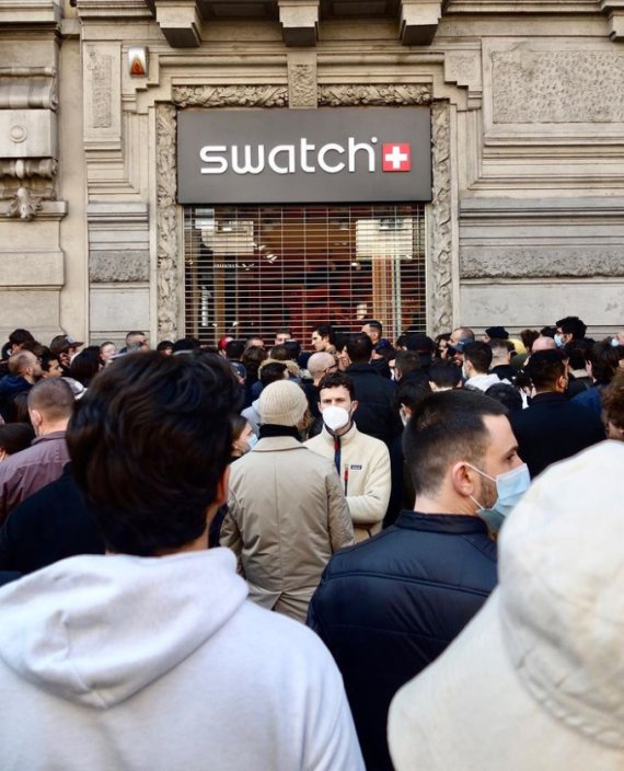 명품시계 브랜드의 오메가가 스와치와 콜라보를 진행해 선보인 '문스와치'가 전 세계를 시계 마니아들의 마음을 사로잡고 있다. 이탈리아 밀라노 스와치 매장에서는 '문스와치'를 사기위한 사람들로 북적이고 있다. (인스타그램 캡처)2022.3.27/뉴스1