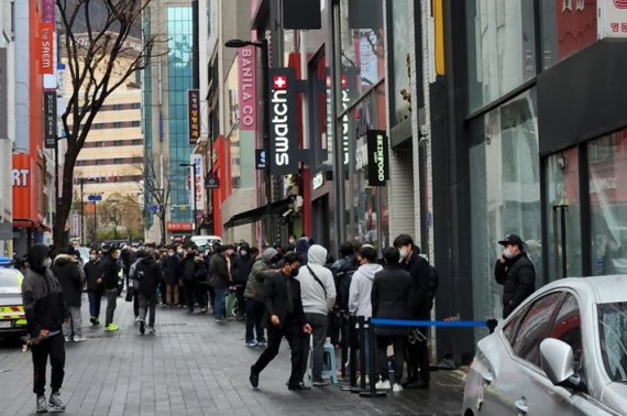 26일 오전 서울 중구 스와치 명동점에서 시민들이 오메가와 스와치의 협업 시계 '문스와치(MoonSwatch)'를 사기 위해 길게 줄을 서 있다. 스와치는 명품 시계 브랜드 '오메가'와 협업해 30만원대의 시계 문스와치를 출시했다. 문스와치는 오메가를 상징하는 제품인 스피드마스터 문워치를 스와치식으로 재해석한 제품이다.(인스타그램 캡처)2022.3.27/뉴스1