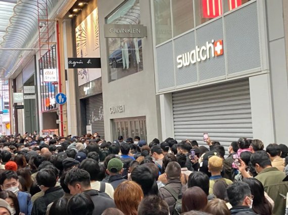 명품시계 브랜드의 오메가가 스와치와 콜라보를 진행해 선보인 '문스와치'가 전 세계를 시계 마니아들의 마음을 사로잡고 있다. 일본 오사카 스와치 매장에서는 '문스와치'를 사기위한 사람들로 북적이고 있다. (인스타그램 캡처)2022.3.27/뉴스1