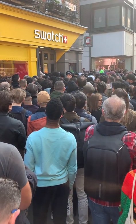 명품시계 브랜드의 오메가가 스와치와 콜라보를 진행해 선보인 '문스와치'가 전 세계를 시계 마니아들의 마음을 사로잡고 있다. 영국 카나비 거리 스와치 매장에서는 '문스와치'를 사기위한 사람들로 북적이고 있다. (인스타그램 캡처)2022.3.27/뉴스1