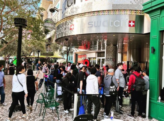 명품시계 브랜드의 오메가가 스와치와 콜라보를 진행해 선보인 '문스와치'가 전 세계를 시계 마니아들의 마음을 사로잡고 있다. 미국 라스베이거스 스와치 매장에서는 '문스와치'를 사기위한 사람들로 북적이고 있다. (인스타그램 캡처)2022.3.27/뉴스1