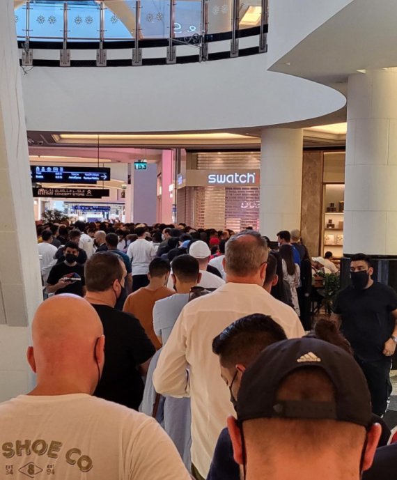 명품시계 브랜드의 오메가가 스와치와 콜라보를 진행해 선보인 '문스와치'가 전 세계를 시계 마니아들의 마음을 사로잡고 있다. 아랍에미리트 스와치 매장에서는 '문스와치'를 사기위한 사람들로 북적이고 있다. (인스타그램 캡처)2022.3.27/뉴스1