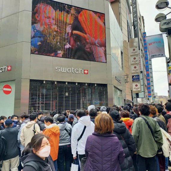 명품시계 브랜드의 오메가가 스와치와 콜라보를 진행해 선보인 '문스와치'가 전 세계를 시계 마니아들의 마음을 사로잡고 있다. 도쿄 하라주쿠 스와치 매장에서는 '문스와치'를 사기위한 사람들로 북적이고 있다. (인스타그램 캡처)2022.3.27/뉴스1