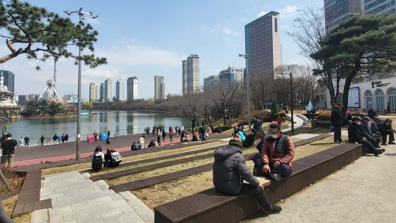 "큰애 자전거 가르쳐 보려고요"…도심 야외명소에 상춘객 '북적' - 파이낸셜뉴스