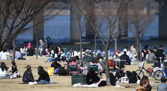 화창한 봄 날씨 서울 여의도 한강시민공원에서 시민들이 나들이를 즐기고 있다. 사진=김범석 기자