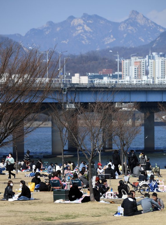 화창한 봄 날씨를 보인 27일 서울 여의도 한강시민공원에서 시민들이 나들이를 즐기고 있다.