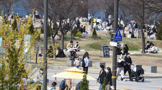 화창한 봄날 즐기는 시민들...아침엔 쌀쌀