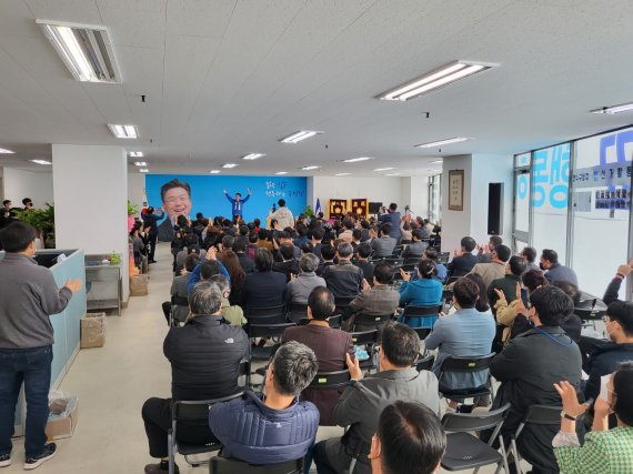 김희철 연수구청장 예비후보는 26일 연수동 이리움빌딩 3층에서 선거사무소 개소식을 갖고 지지자들에게 선거승리를 다짐했다.